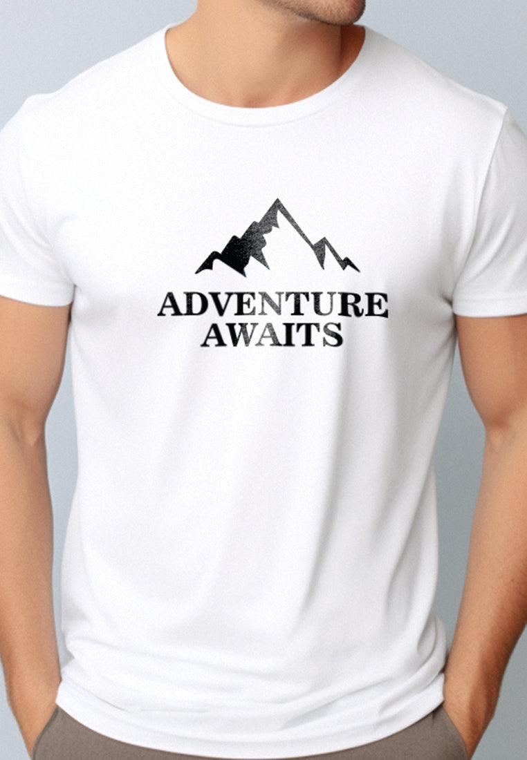 NTD53 kaos pria simple anti kusut drifit stretch "adventure awaits" putih