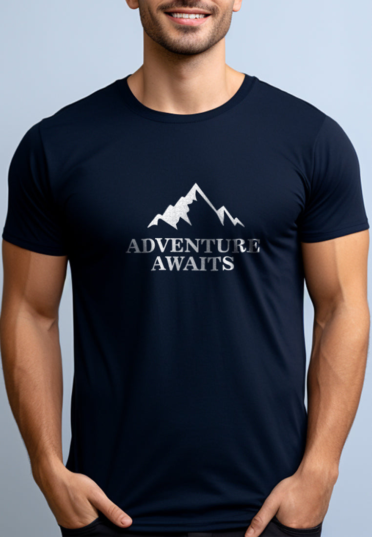 NTD54 kaos pria simple anti kusut drifit stretch "adventure awaits" navy