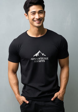 NTD55 kaos pria simple anti kusut drifit stretch "adventure awaits" hitam