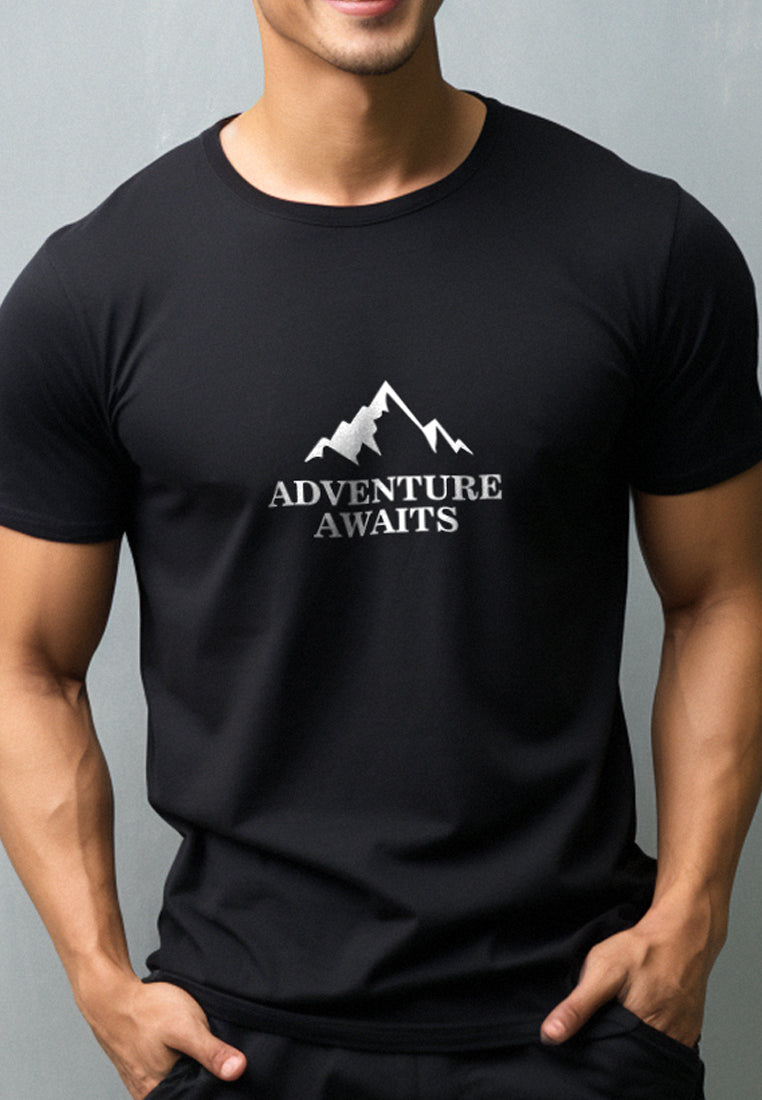 NTD55 kaos pria simple anti kusut drifit stretch "adventure awaits" hitam