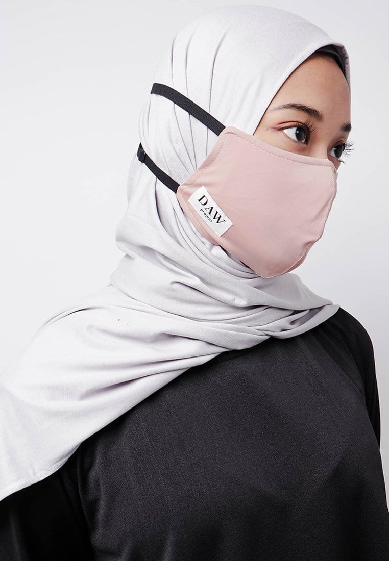 Daw Project DC014 Masker Kain Adjustable Easyclip Hijab Friendly Coklat Susu