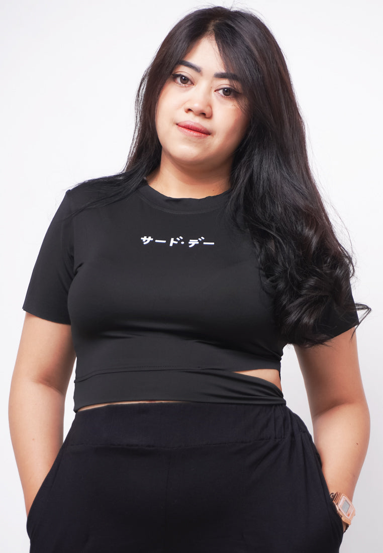 Third Day LTE20 TDLA CRWH Crop Short Sleeve Kaos Casual Wanita Katakana Black