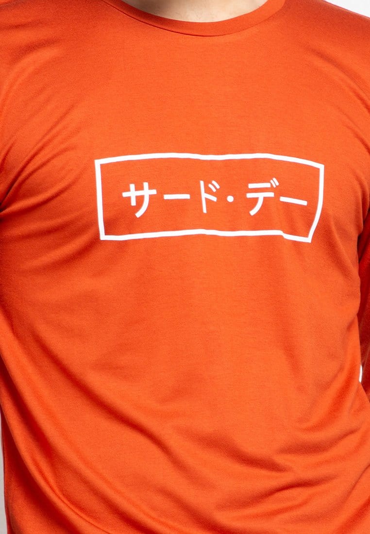 Third Day MTF51 ls katakana merah bata kaos lengan panjang pria