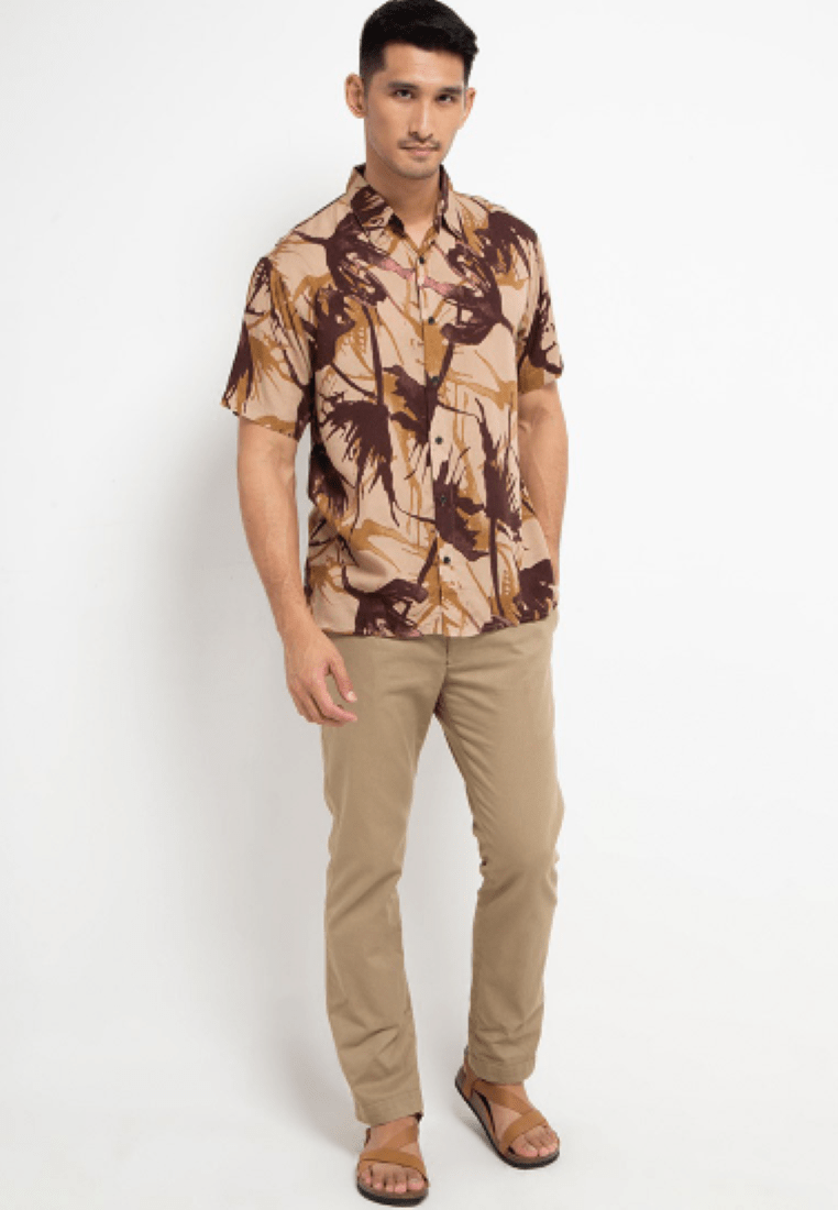Nade NTA06 Kemeja pria lengan pendek motif daun api coklat
