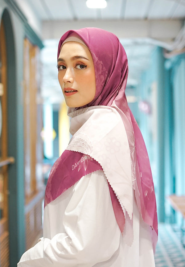 WK021 LP53B kerudung segi empat voal Coretta Series magenta