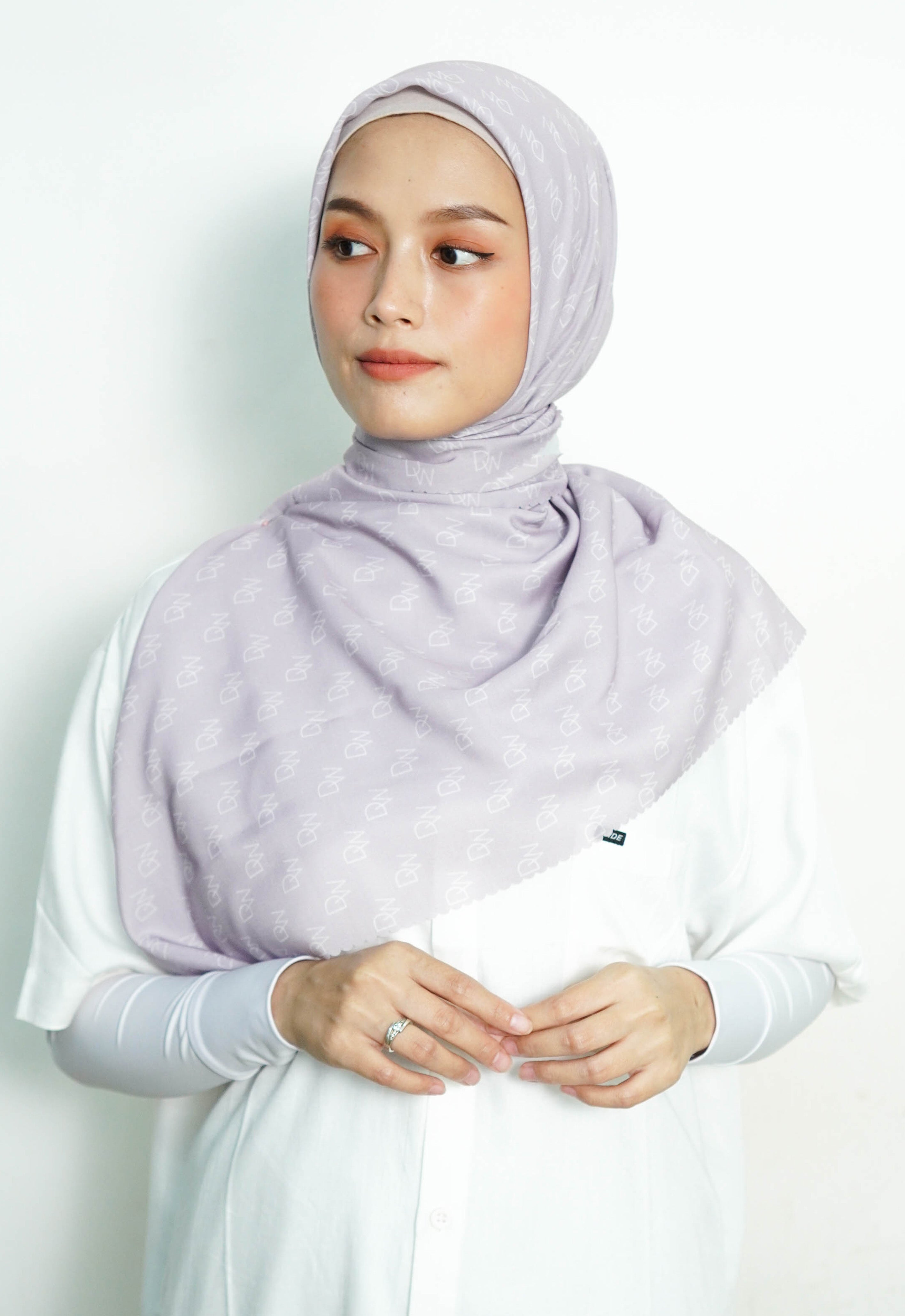 WK055 Kerudung Segi Empat Lilac Anti Mleyot Anti Kusut Motif Premium Monogram DAW Project Lilac Ungu Muda