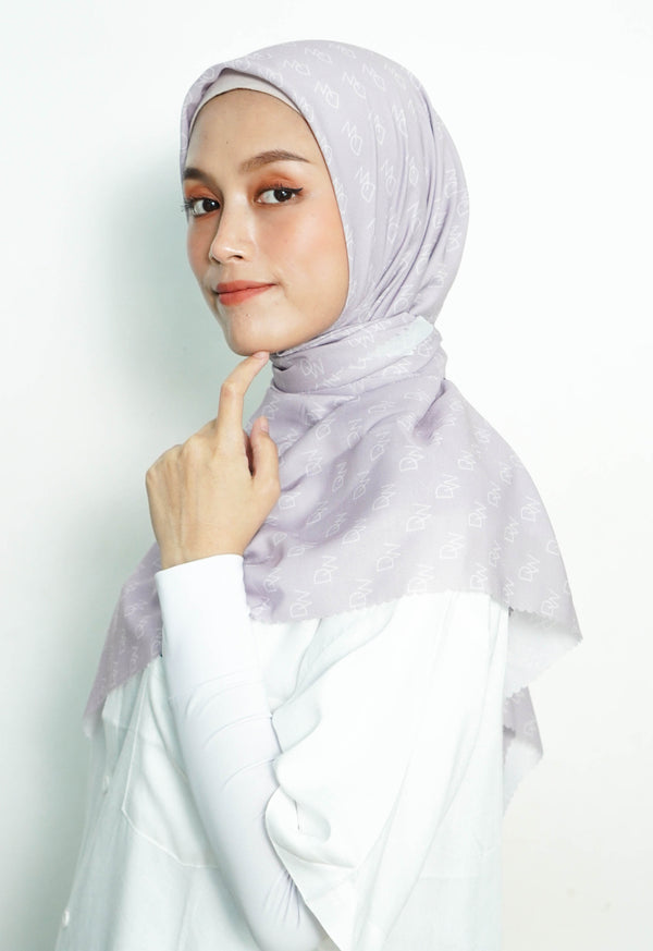 WK055 Kerudung Segi Empat Lilac Anti Mleyot Anti Kusut Motif Premium Monogram DAW Project Lilac Ungu Muda