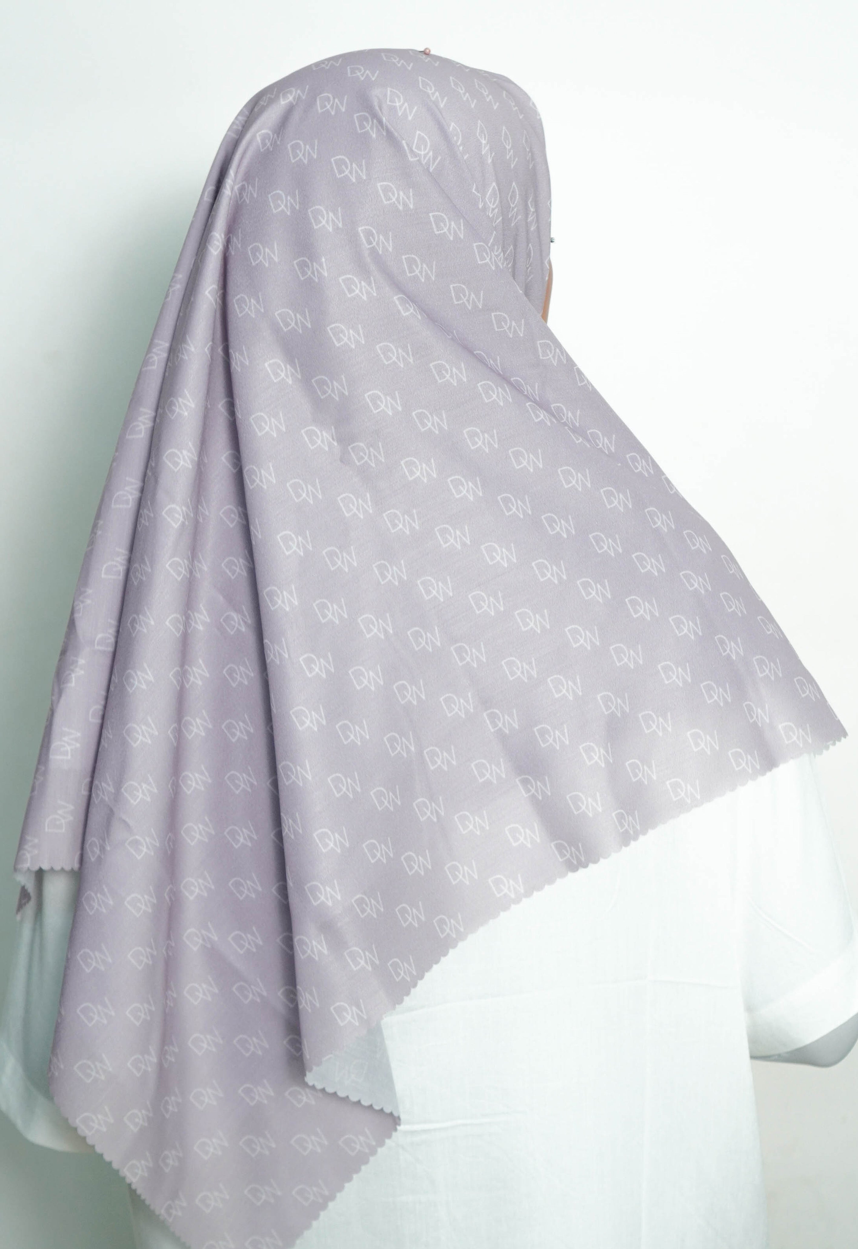 WK055 Kerudung Segi Empat Lilac Anti Mleyot Anti Kusut Motif Premium Monogram DAW Project Lilac Ungu Muda