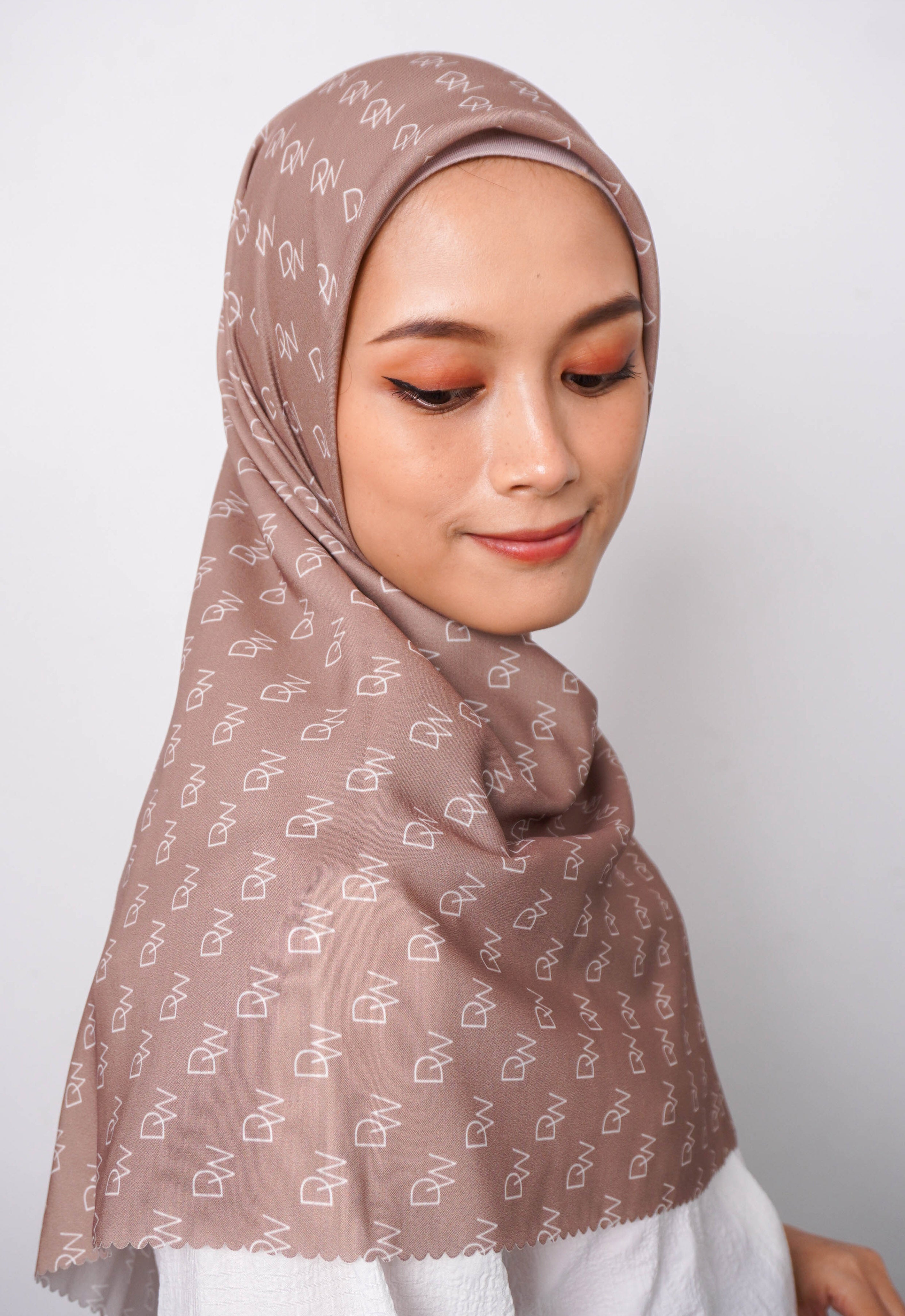 WK063 Kerudung Segi Empat Warna Taupe Hijab Motif Premium Anti Mleyot Anti Kusut Anti Lecek Taupe